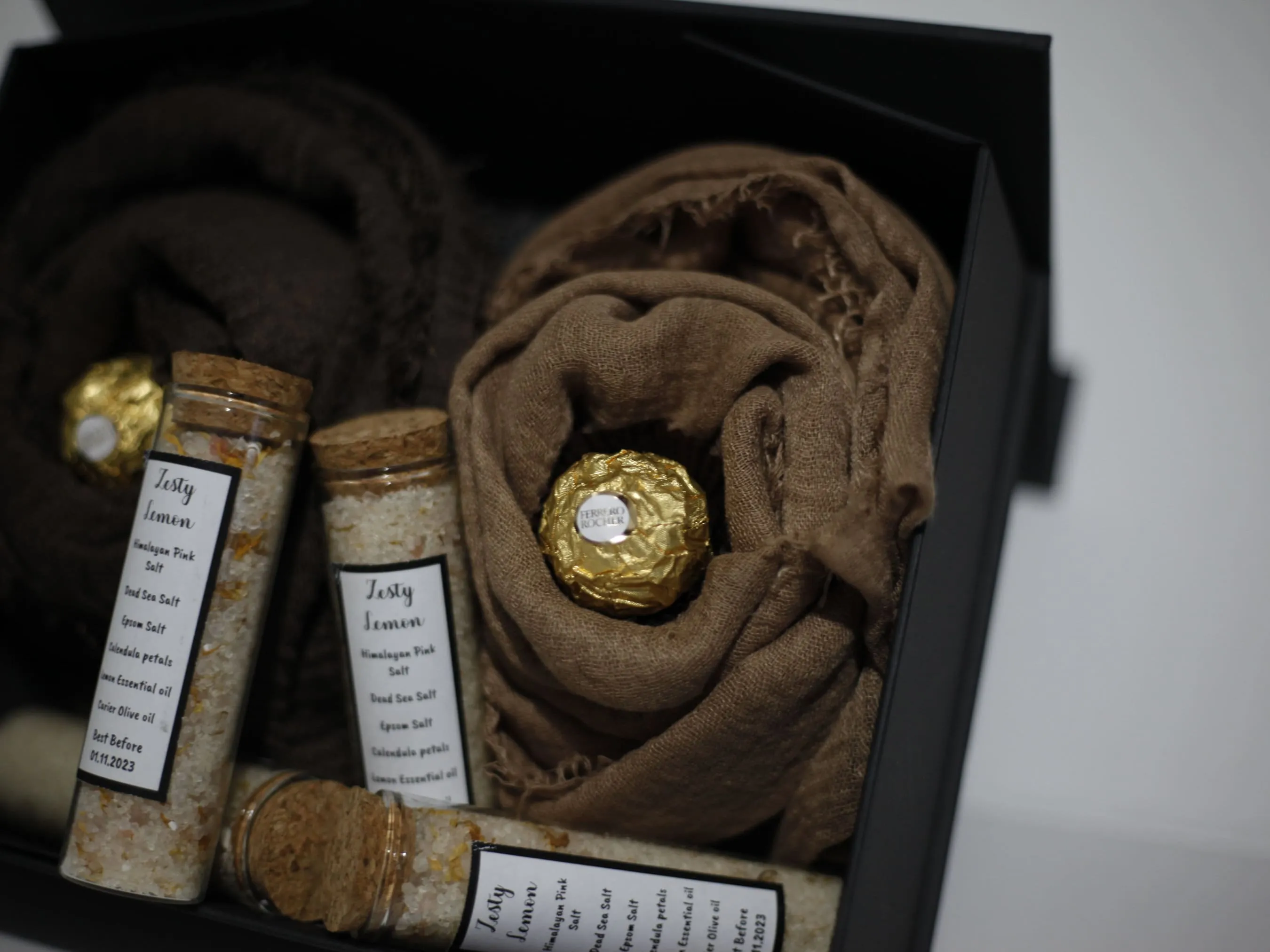 Hijab gift box set with handmade bath salts, gift card and gift message, gifts for her, gifts for Eid, Gifts for Mum, hijab gift