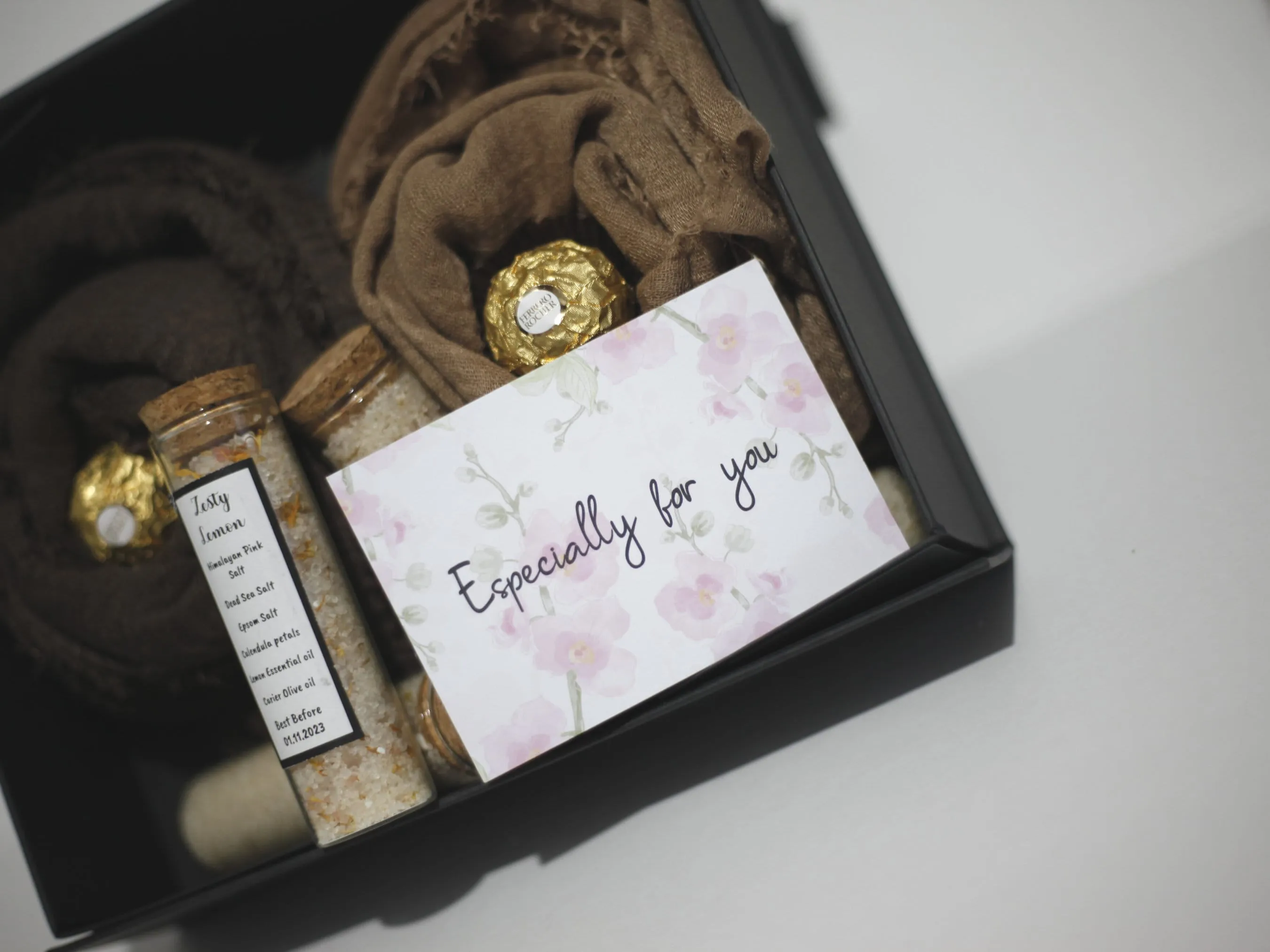 Hijab gift box set with handmade bath salts, gift card and gift message, gifts for her, gifts for Eid, Gifts for Mum, hijab gift